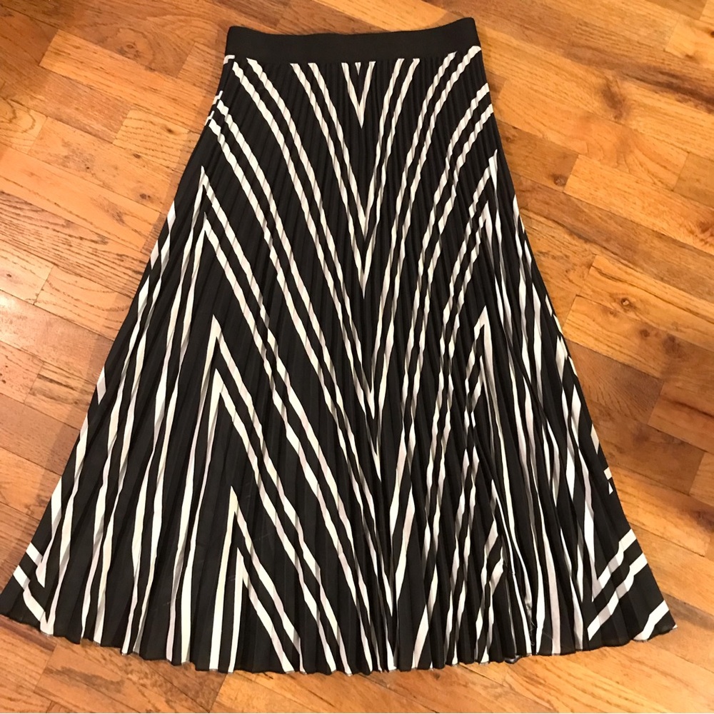 H&M womens size Small Midi skirt pleated and stripes